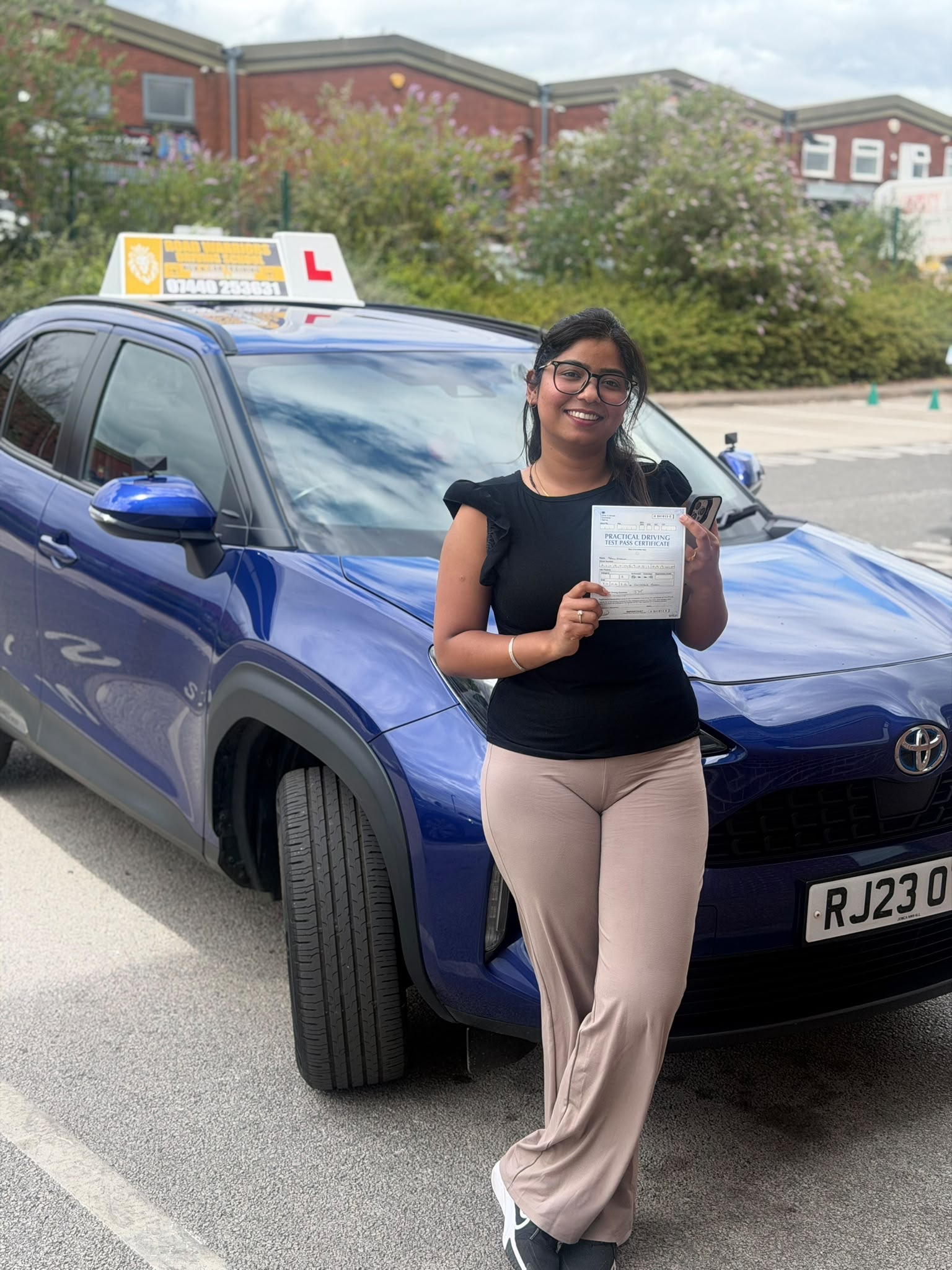 Manual and automatic driving lessons with Road Warriors